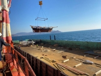 Атомный контейнеровоз «Севморпуть» доставил шхуну для юных моряков Приморья