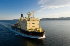 Ледоколы Росатомфлота впервые провели сквозь Арктику судно с рекордной грузоподъемностью